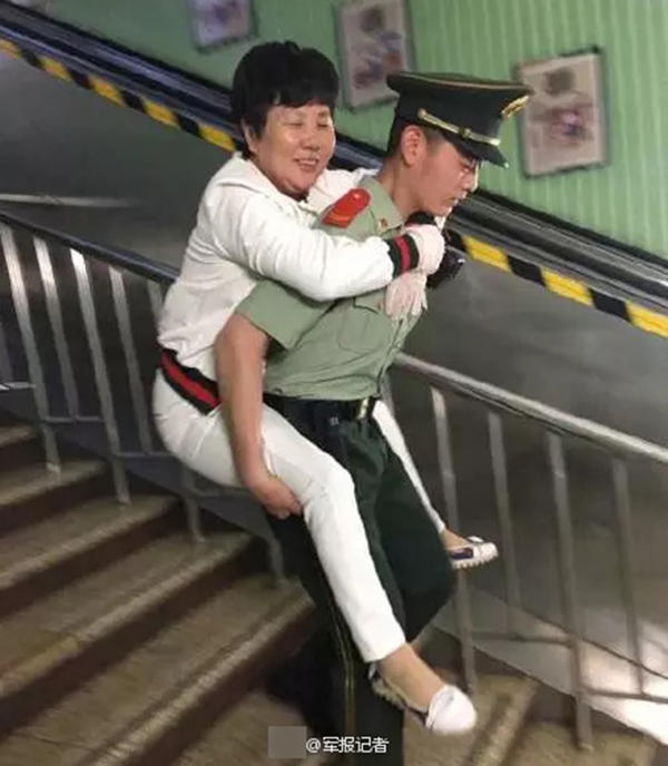 网友在北京地铁站拍下温暖人心的一幕