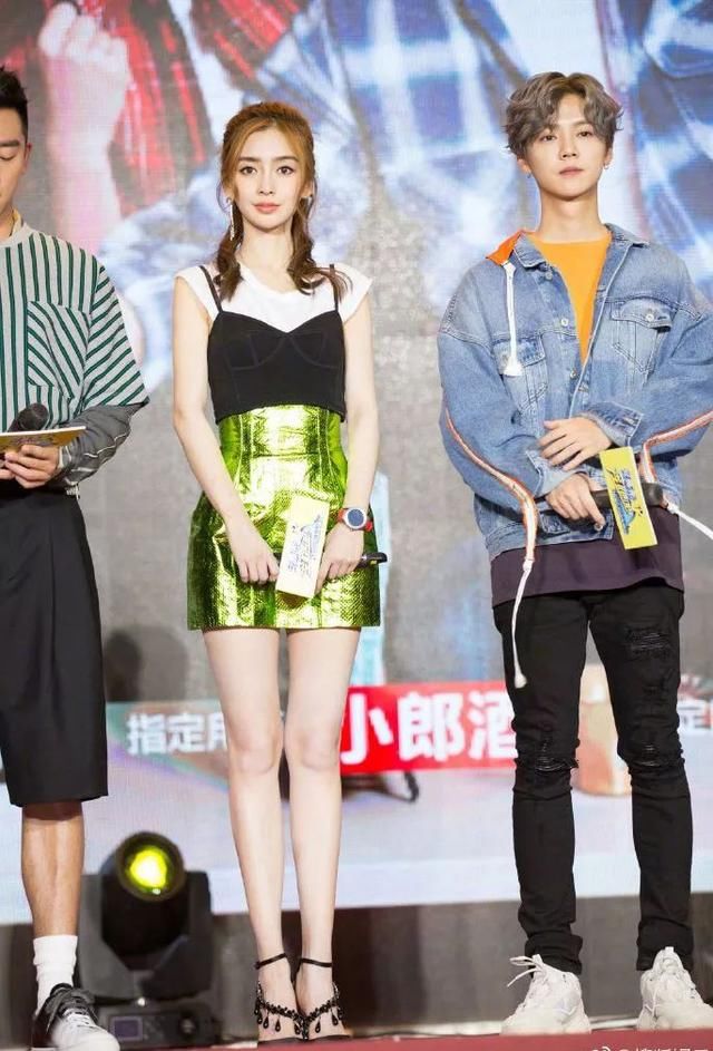Angelababy重归跑男兄弟团 这身短裙搭配清爽
