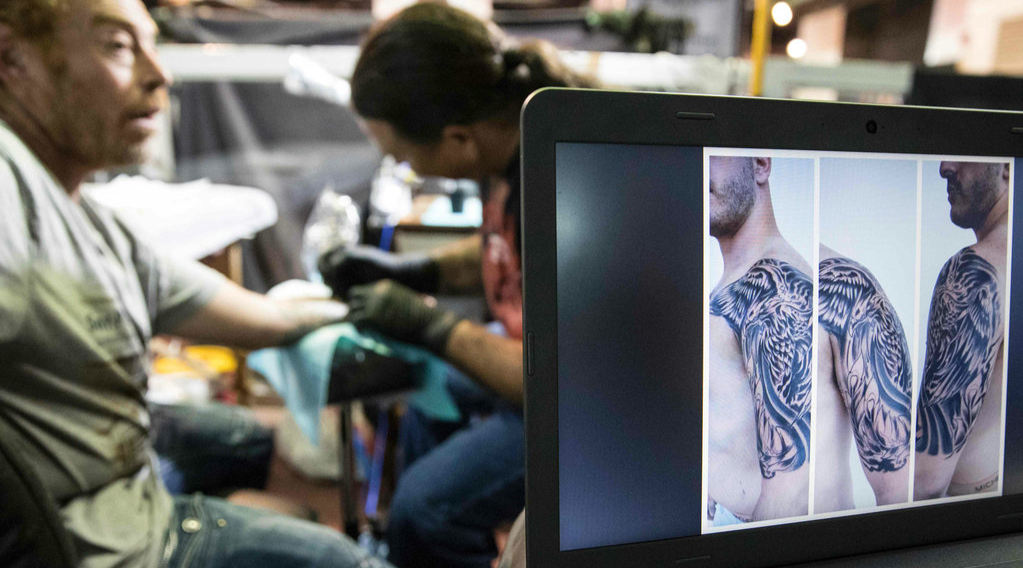 当地时间2016年10月7日，以色列特拉维夫，第4届以色列纹身大会举行，140多名来自世界各地的纹身艺术家聚集到这里展示他们的技术，吸引着数千名游客参观。