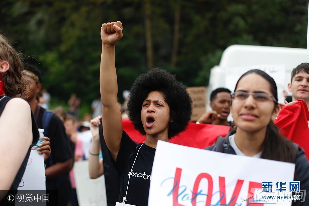根据波士顿警方的消息，“自由演说集会”已经结束，但仍有许多示威者留在现场。警方称当天的示威“总体上”是和平的。波士顿官方称，波士顿公园周边街道目前已经重新开放，至少有500名警察留在现场维持秩序。