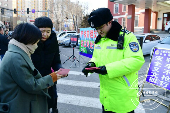 【吉網直播】長春市公安局交通警察支隊專項整治宣傳活動走上街頭