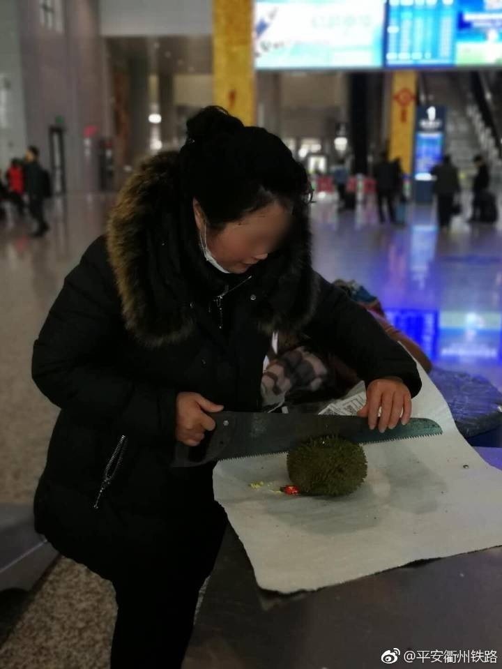 李女士对安检员的劝告表示理解，自己因为不了解铁路部门有关规定所以才会携带榴莲乘车。