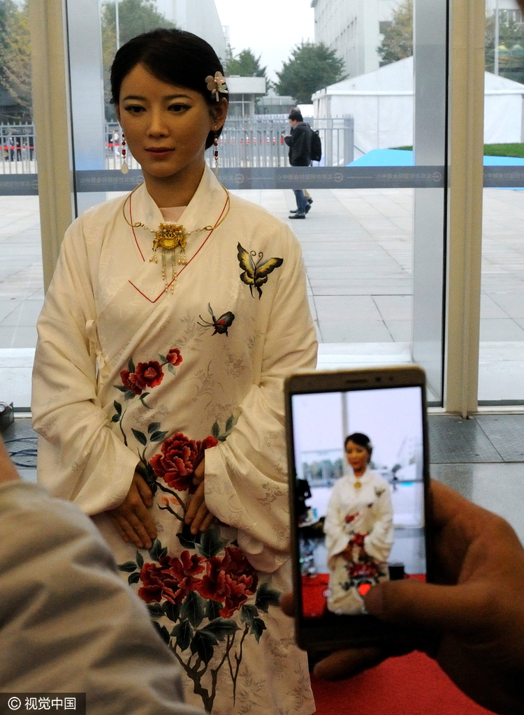 很多观众拍照留影。