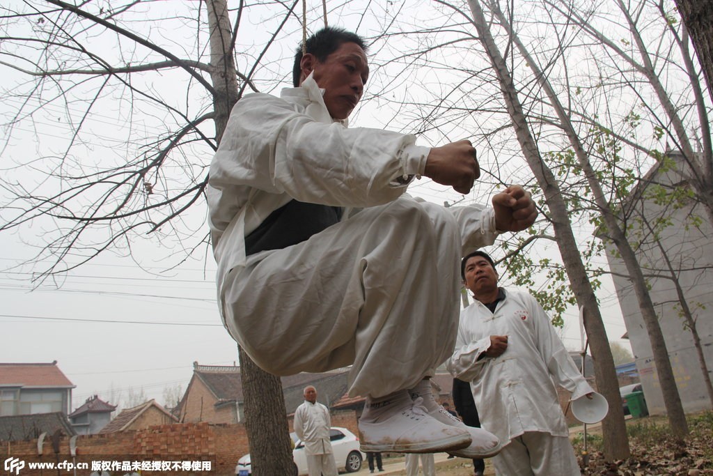 组图-惊呆了!一龙再秀吊死功 这是少林绝学?