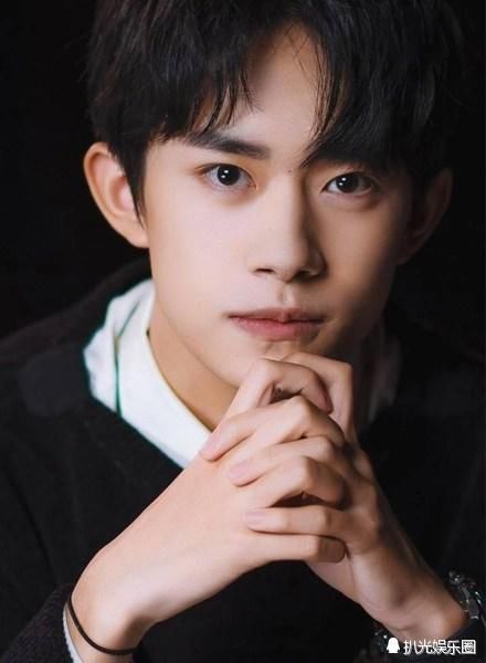 千玺的美人痣,小鬼的眉间痣,蔡徐坤的脸颊痣,都