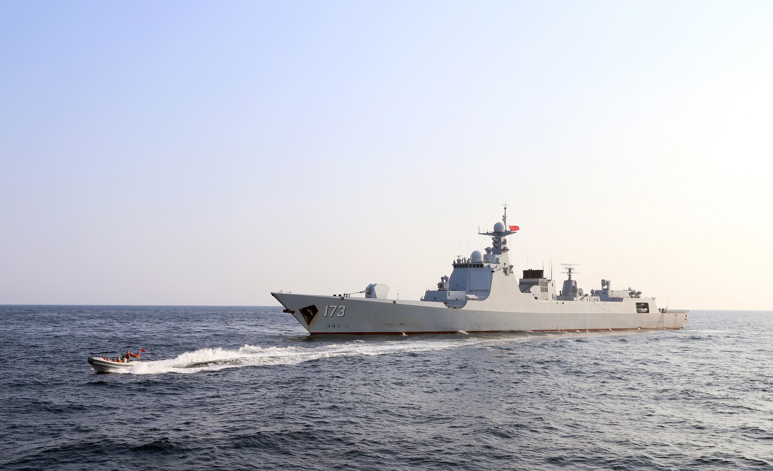 海军驱逐舰编队南海训练舰载无人机罕见亮相