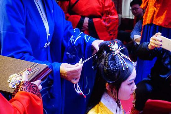 一头长发,一根发笄,细心梳成一个秀美的发髻,郑重簪上发笄……这个在