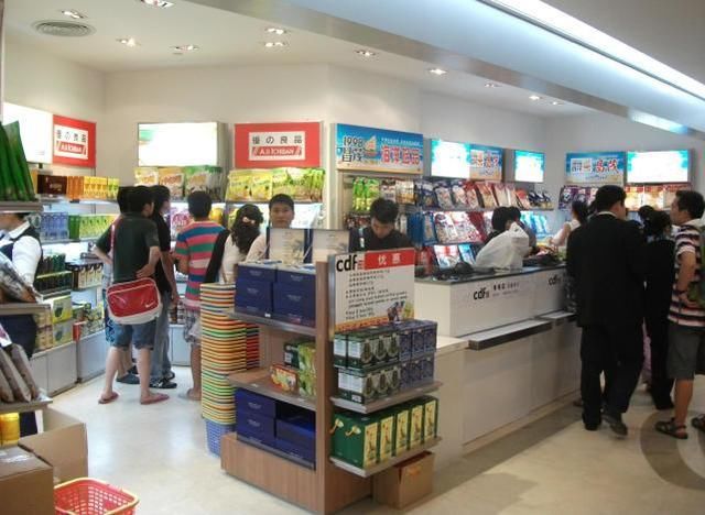 三亚免税店生意火爆,商品非常多,但游客却表示