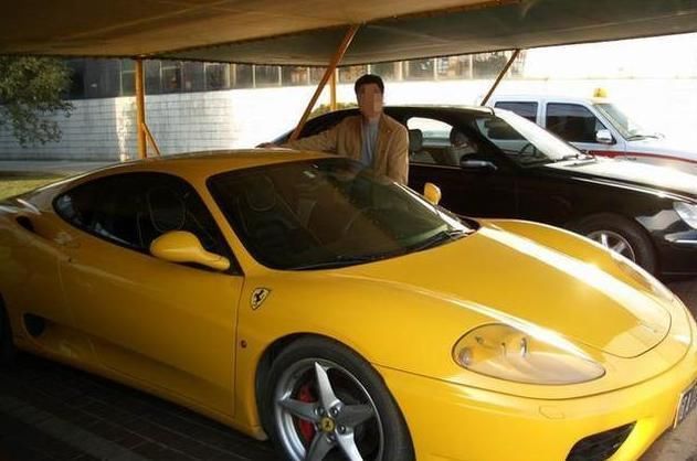 中国第一架私人飞机的拥有者, 家中豪车太多, 停车场都达100米长