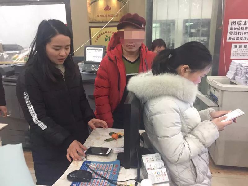 城管抽梯领导夹着烟回应 媒体:执法人不能缺德