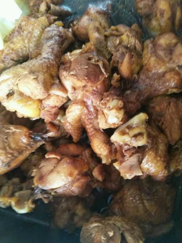 家长看到幼儿园里宝宝吃的饭菜说太素了