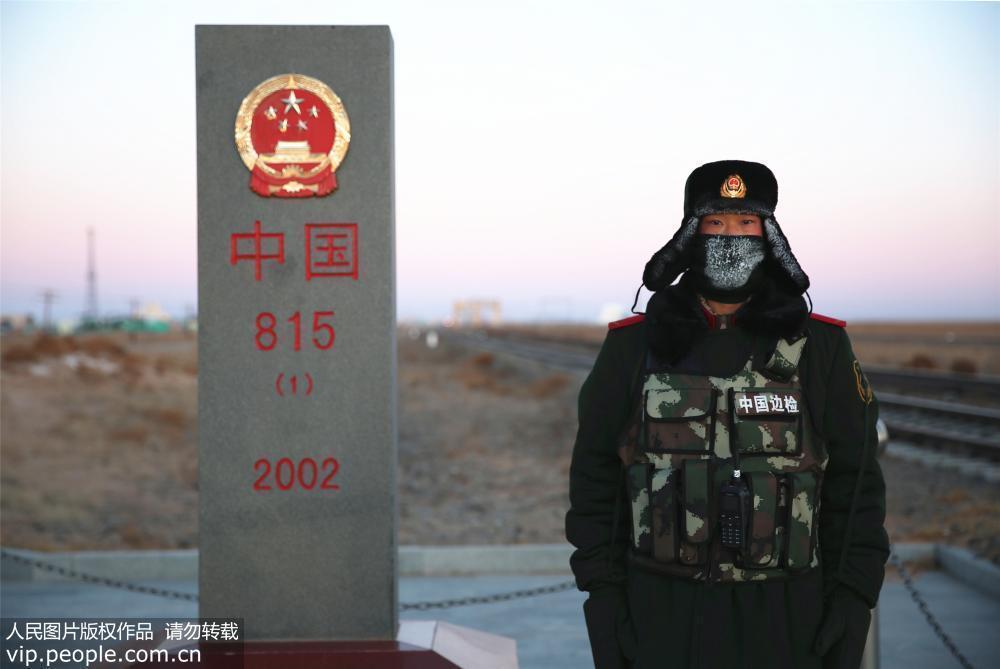 内蒙古开启冰冻周 边防哨兵