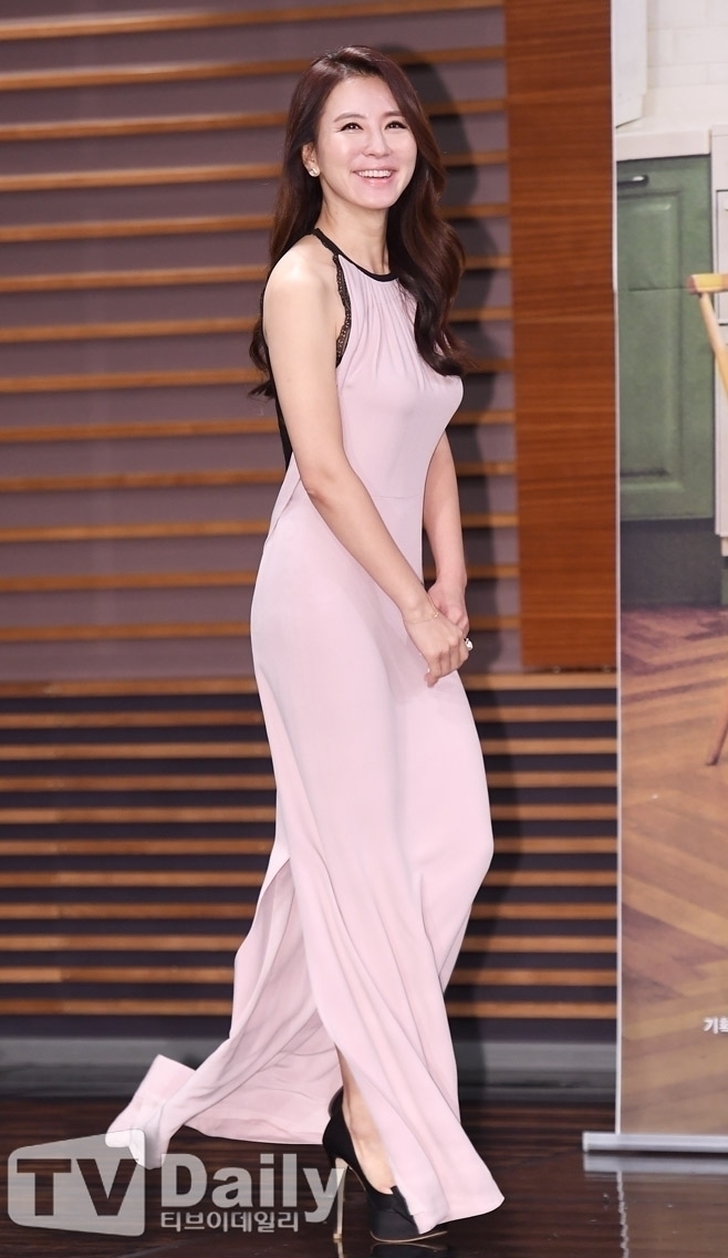 德善妈”李一花亮相 46岁穿粉裙气质佳 德善妈”李一花亮相 46岁穿粉裙气质佳