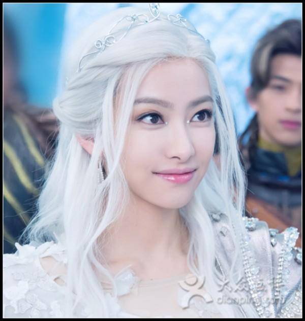 女星挑战白发造型,范冰冰林青霞让人不敢亲近,而巩俐叫人看不够