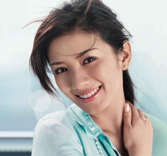 不仅如此,黄奕创办了自己的事业,开了一家蛋糕店bon cake,造型很有