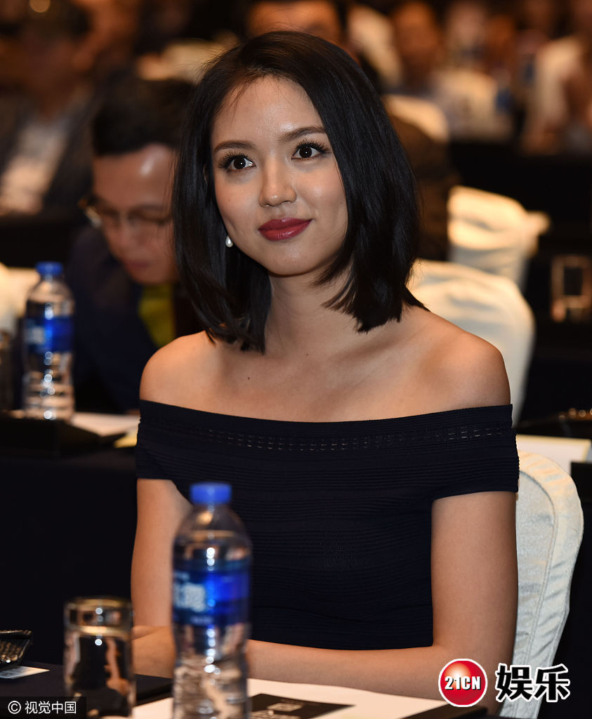 张梓琳一字领蓝裙秀香肩 助阵世姐发布会展优雅气质