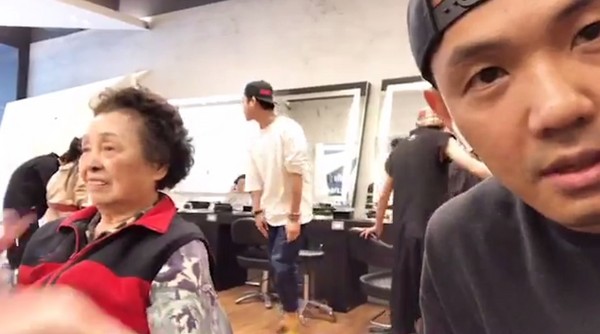 陈建州开豪车带奶奶洗头 豪爽给洗头小妹千元小费 陈建州开豪车带奶奶洗头 豪爽给洗头小妹千元小费