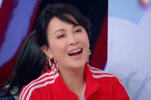 54岁刘嘉玲上综艺节目,跟年轻人比倒立,身材比
