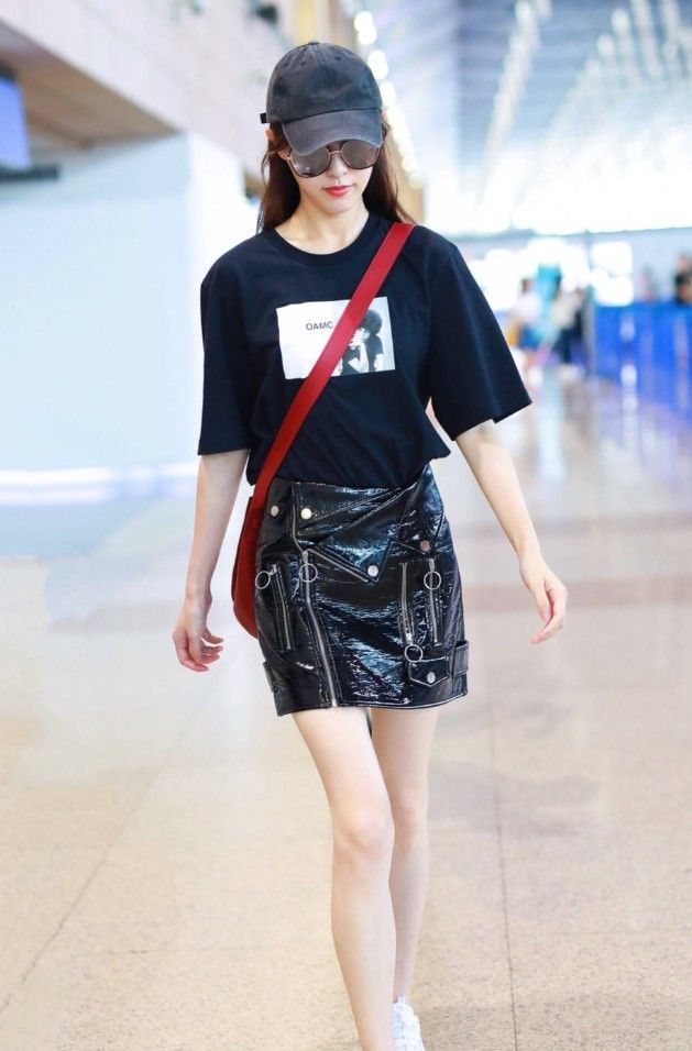 唐嫣这么瘦还穿全身黑,牙签腿没谁了,看起来