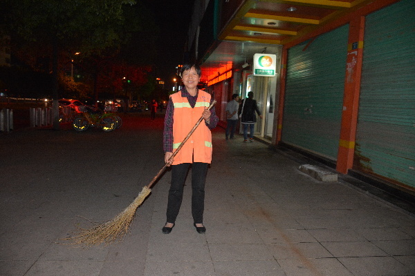 晚上22点左右,易叔莲拖着疲倦的身子,准备收工回家.