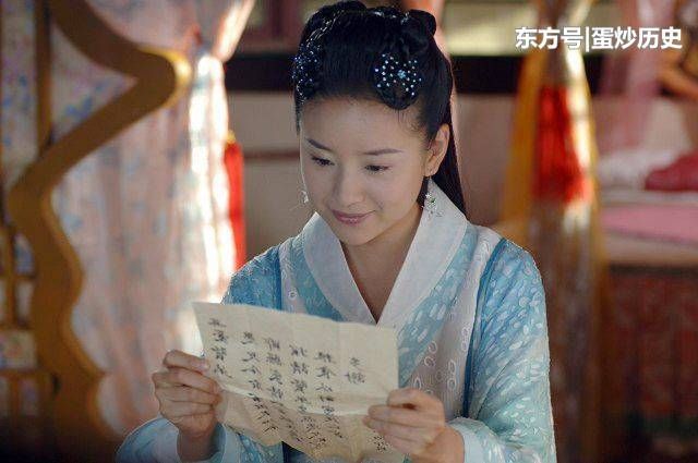 此女没任何背景,皇帝却说没资格让她侍寝,五朝皇帝都叫她老师