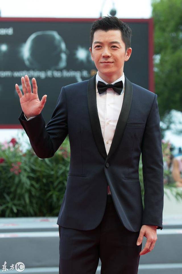 这个小帅哥,在向你挥手打招呼乃!(图片来自东方ic)