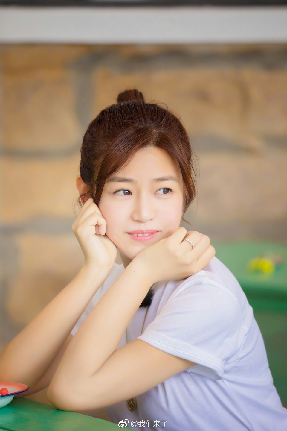 陈妍希穿白t扎马尾少女感满满 逆龄生长惹人羡慕