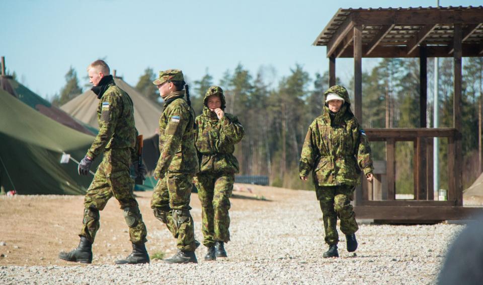 真爱够义气:爱沙尼亚军人给北约大兵腾出营房自己住帐篷