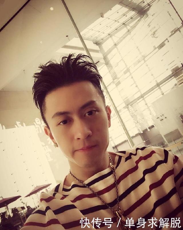 秦奋家所在的车库,一百万一个的车位,玻璃蓝幻