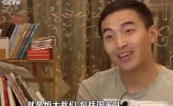 央视记者采访国足,却被队员行为实力打脸,网友