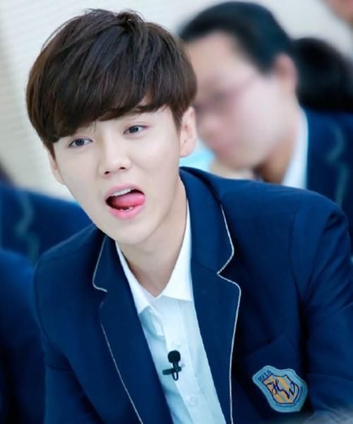 明星小癖好:杨幂抠鼻子,鹿晗吐舌头,网友:黄晓明