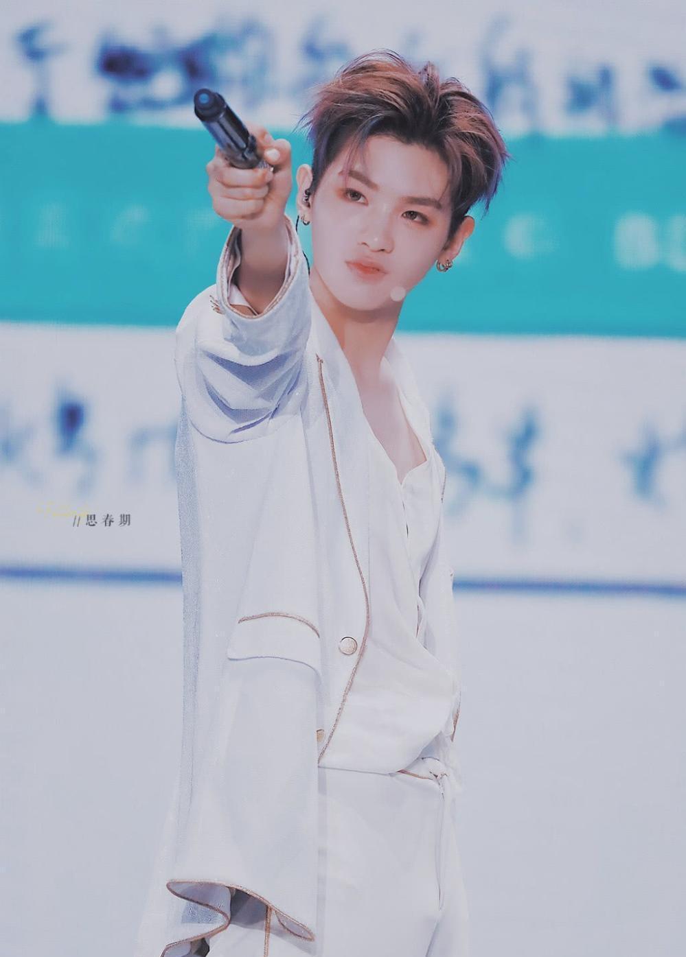 Justin黄明昊真人吃鸡综艺路透照曝光! 露肌肉