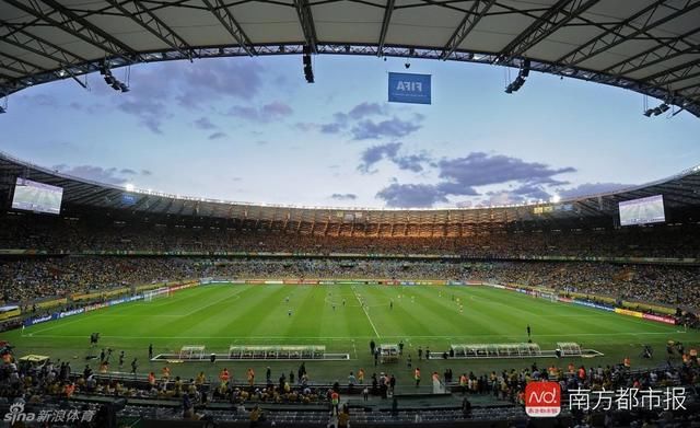 看到这些国外球场,仿佛明白为什么中国踢不进