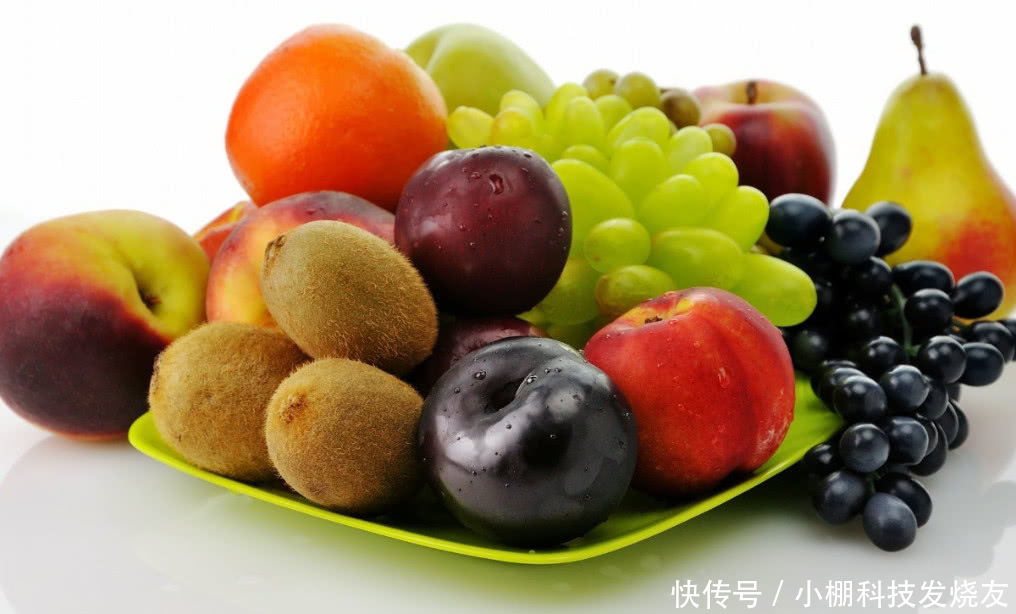 日本人和韩国人看到中国人用勺子挖西瓜吃,竟