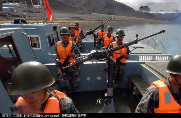 中国驻守在班公湖的是新疆阿里军分区某师的一个水上中队，这支特殊的中队被誉为是“山顶上的国门舰队”，更有一些媒体称呼它为“西海舰队”。