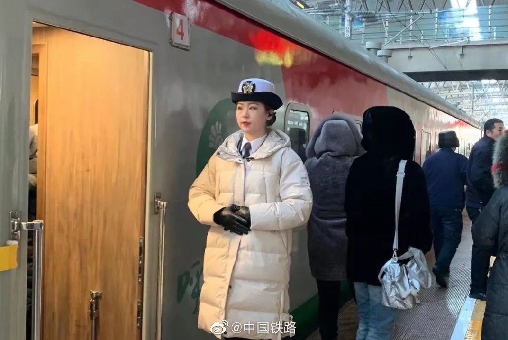 12月22日9时15分，“呼伦贝尔号”草原森林旅游列车正式开行。这趟列车从海拉尔出发，途经阿尔山、满洲里，最终再次回到海拉尔。旅客们可以亲身感受呼伦贝尔大草原的辽阔、大兴安岭森林的静谧以及中俄蒙边境的异域风情。