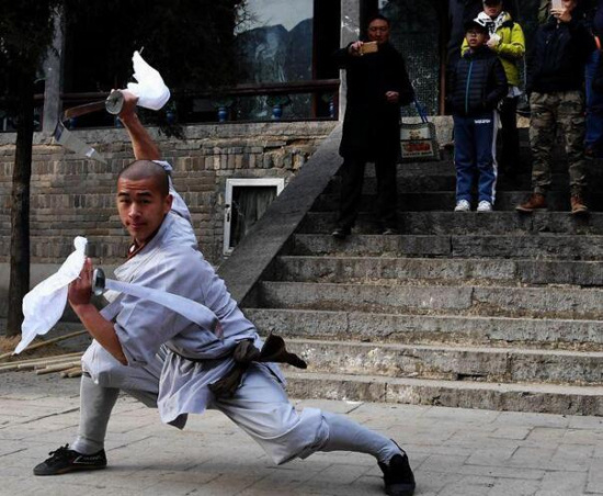少林寺武僧习武画面曝光 石板踩出深坑_北京时间