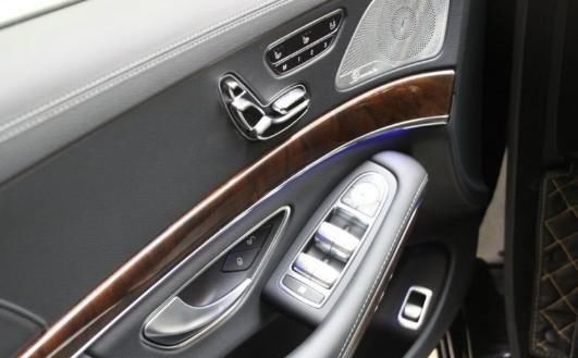 小伙买辆百万级别的奔驰,把车标换成迈巴赫, 添