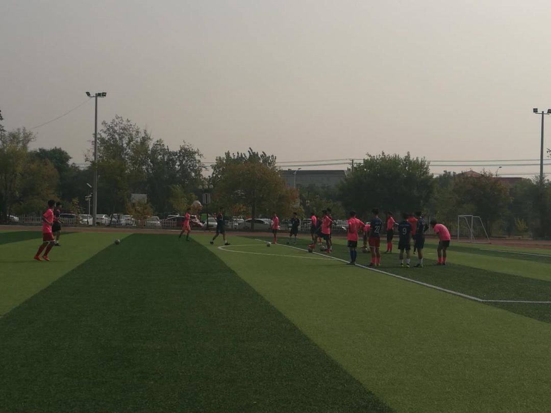 学生们在操场主席台下开展体育趣味游戏。