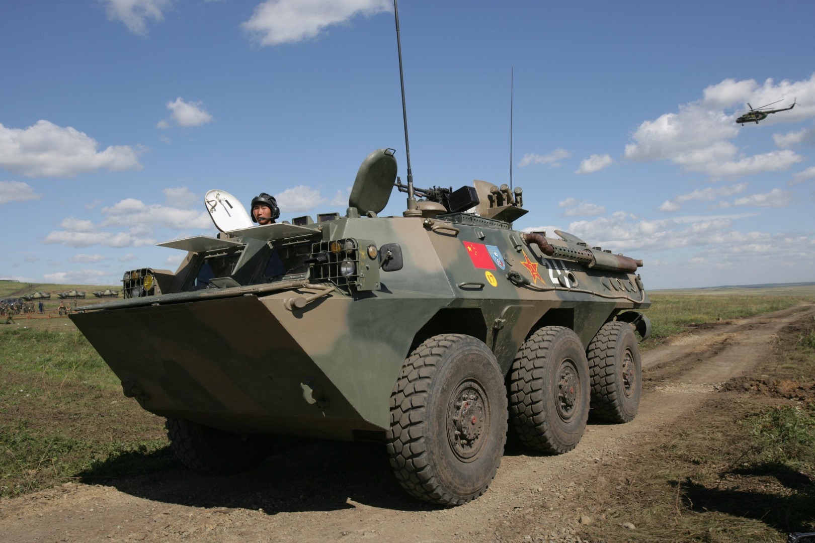 92式步兵战车二种改型混和部署在中国人民解放军（PLA）“快速反应”机械化步兵部队，用于支持步兵和运载步兵作战，可遂行机动作战任务，也可协同主战坦克作战。它主要用于消灭敌轻型装甲车辆、简易火力点和反坦克支撑点，杀伤敌有生力量，具有对低空目标的自卫能力。