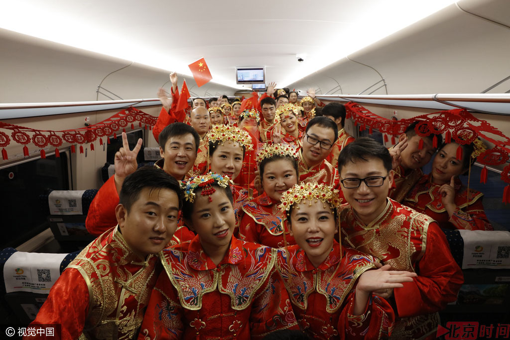 2016年9月26日，郑州铁路局48对新人，身着红色龙凤喜袍相携相伴，在动车上举行集体婚礼。