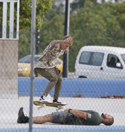 除了上述,保镖竟然还要在小贾玩滑板的时候,躺下来充当路障啊!