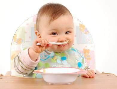 宝宝多大的时候,可以练习自己吃饭呢?很多宝妈