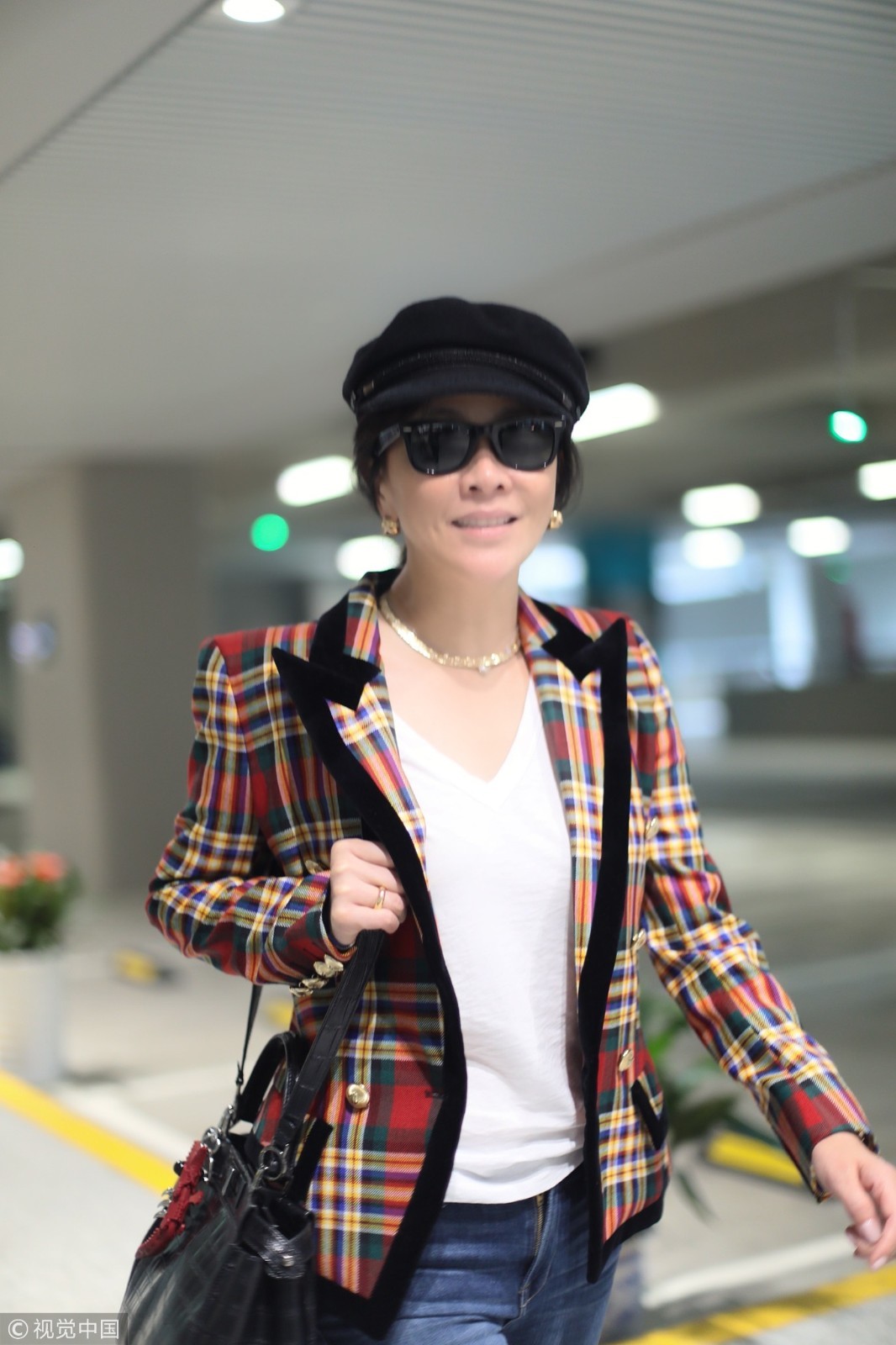刘嘉玲素颜遛机场身姿曼妙似少女 回眸浅笑互动粉丝亲和力max