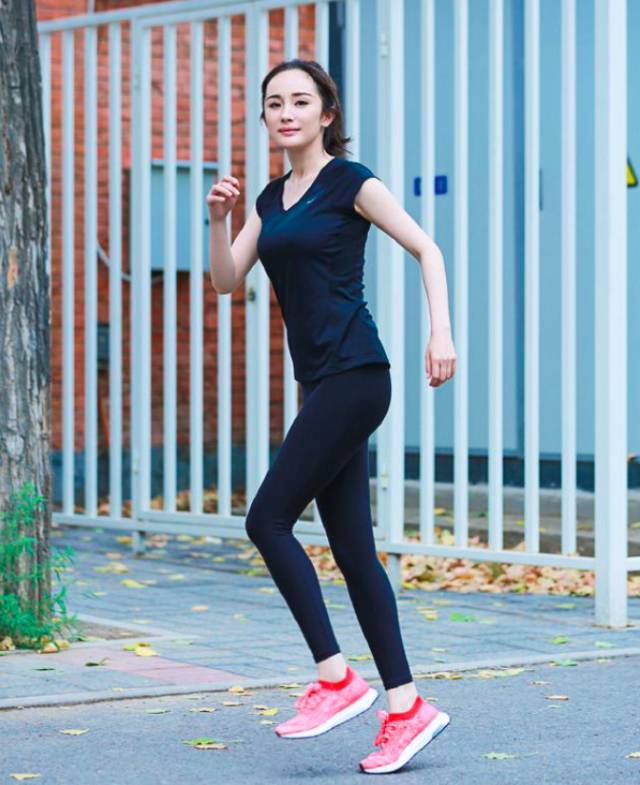 巴掌脸36D胸A4腰2米大长腿,杨幂全都有?