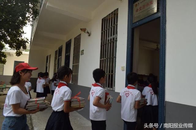 团内乡县委组织志愿者--走进乡村小学 开展捐赠