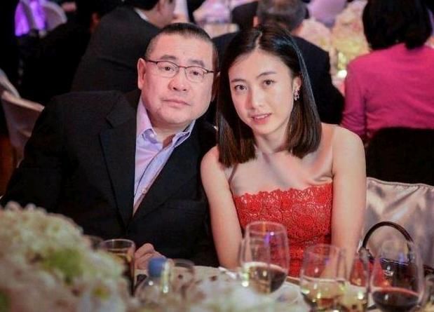 看完香港女首富甘比今昔照片对比,天差地别,网