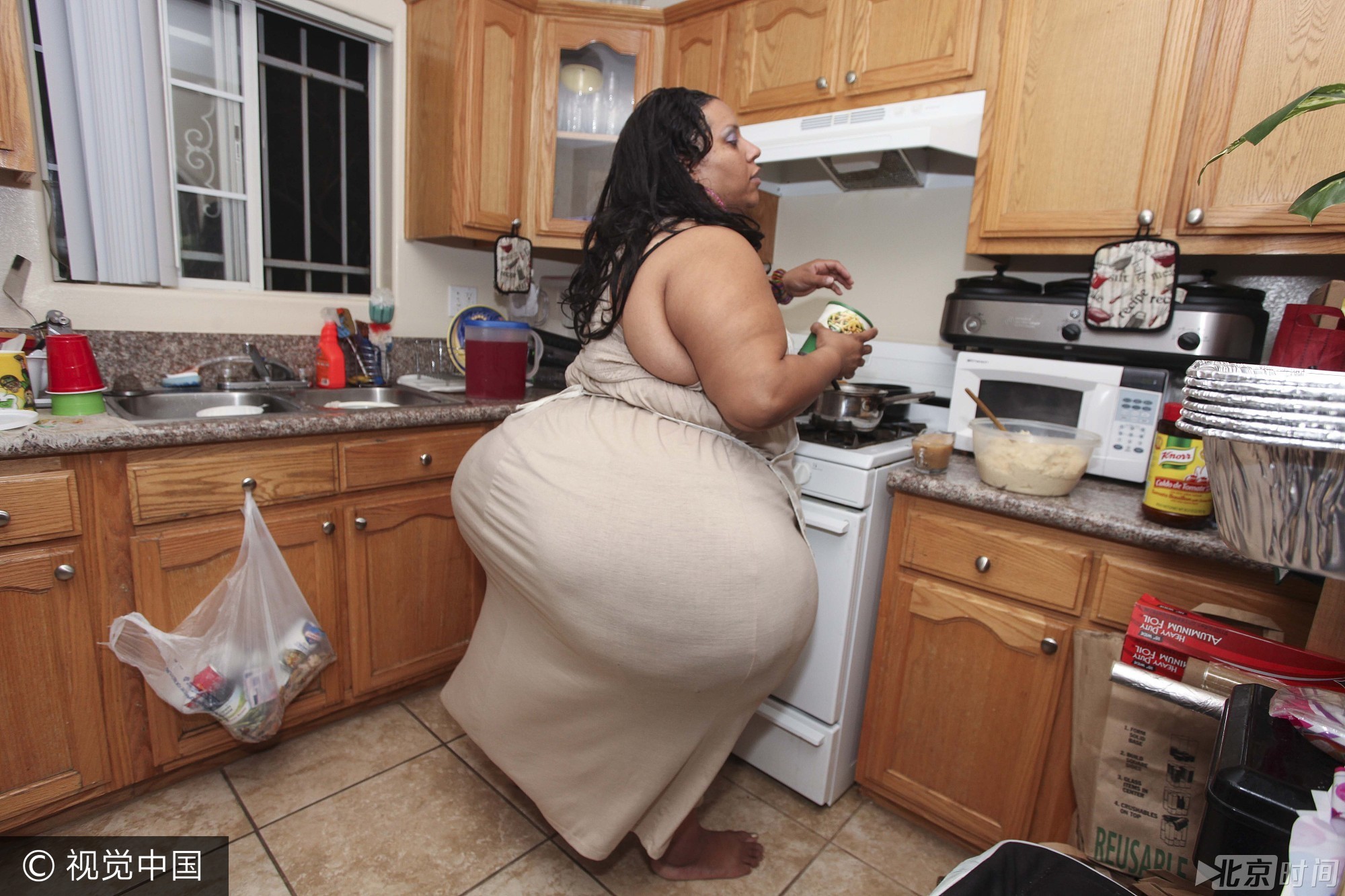 2013年，美国洛杉矶，迈克尔斯·鲁菲内利是世界上拥有最大臀部的女子，现年40岁的她是4个孩子的妈，其臀围达8英尺（约合2.4米）。