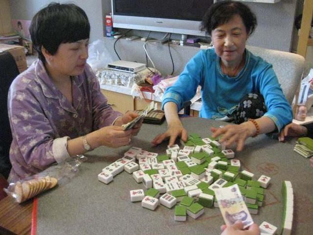 怀孕7个月,孕妈每天去麻将馆,丈夫打开门后却