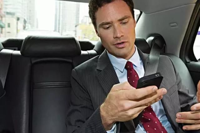 每日一说 | 电话占线了用英语如何表达?